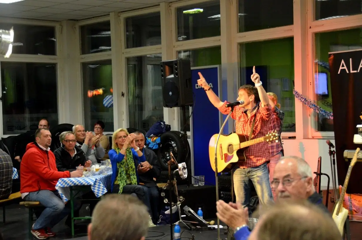 Live-Musiker bei einer Abendveranstaltung im Autohaus