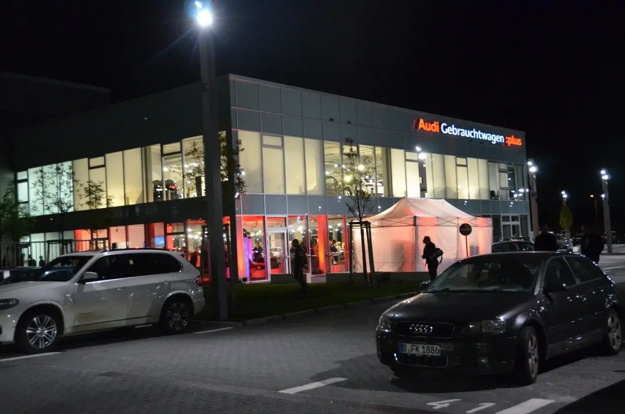 Beleuchtetes Autohaus bei einer Abendveranstaltung