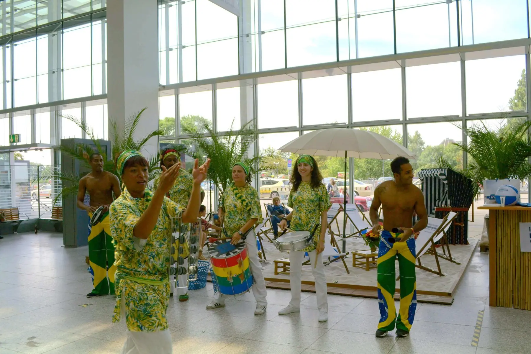 Live-Dance-Act in Strandkostümen auf der Aktionsfläche