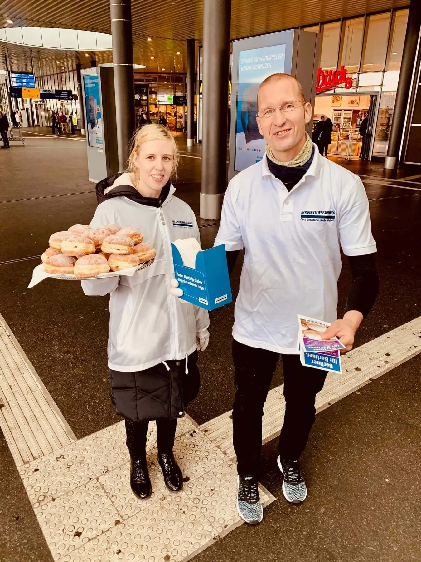 Promoter verteilen Pfannkuchen an Reisende