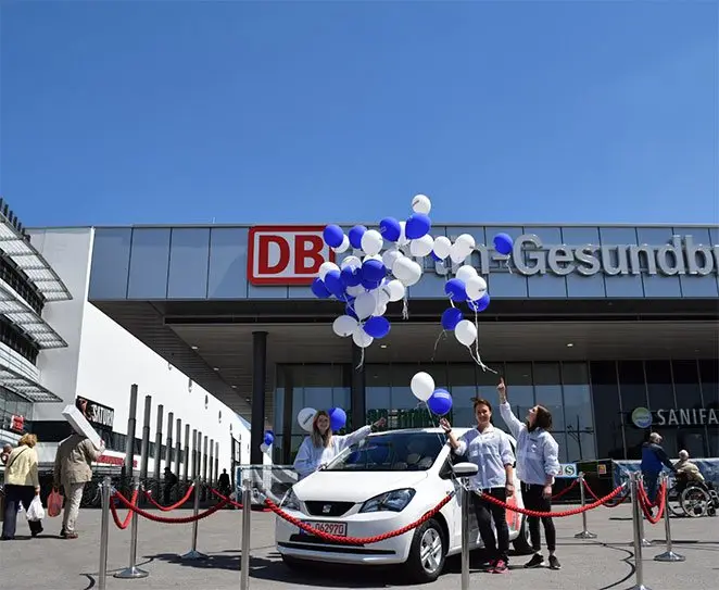 Ballon-Aktion vor dem Bahnhof Gesundbrunnen
