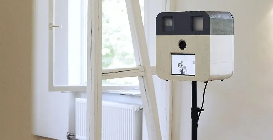 Die Mediafalken-Fotobox auf Stativ in einem hellen Raum