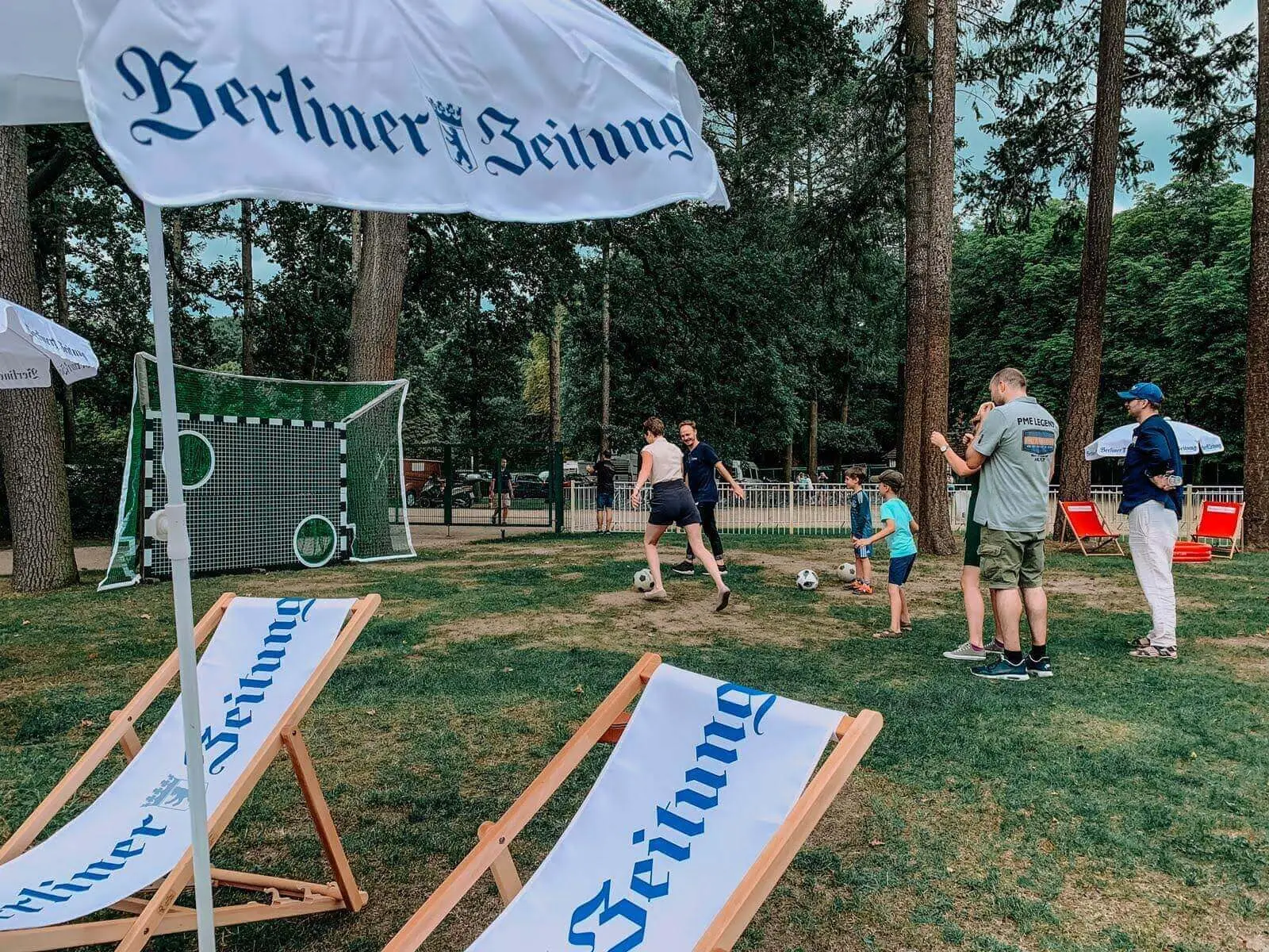 Liegestühle mit Zeitungsbranding auf der Wiese der Galopprennbahn Hoppegarten