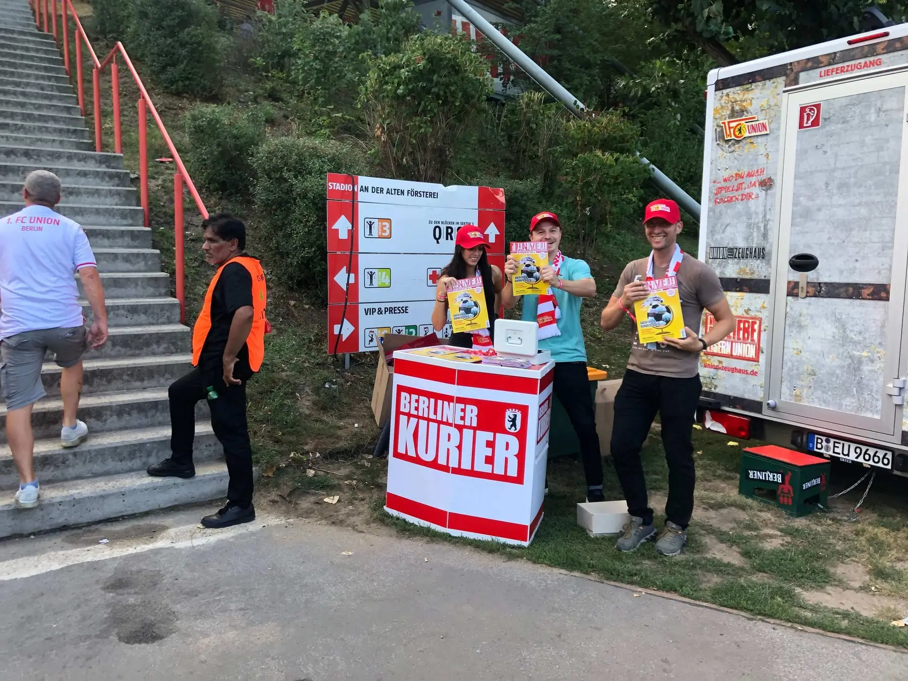 Promotion-Stand mit Zeitungsständer am Eingang