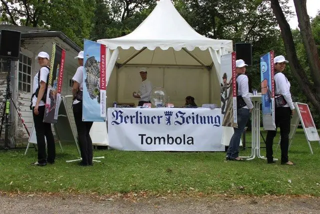 Tombola-Zelt mit Zeitungsbranding auf dem Rennbahngelände