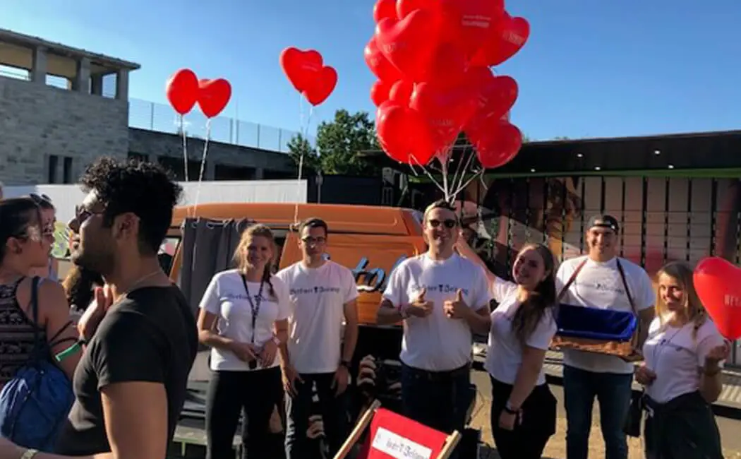 Promotion-Team mit Ballons auf dem Festivalgelände