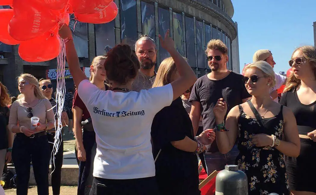 Festivalbesucher mit Herzballons