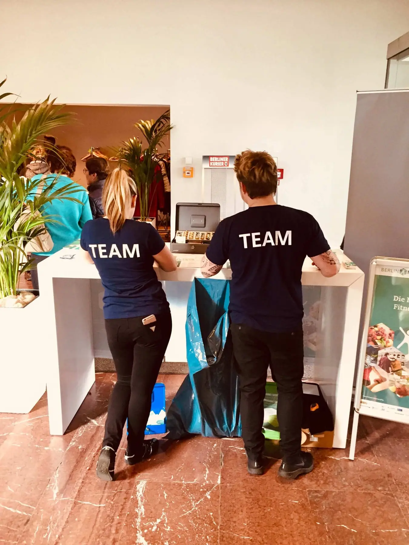 Messeteam in einheitlichen Team-Shirts am Stand