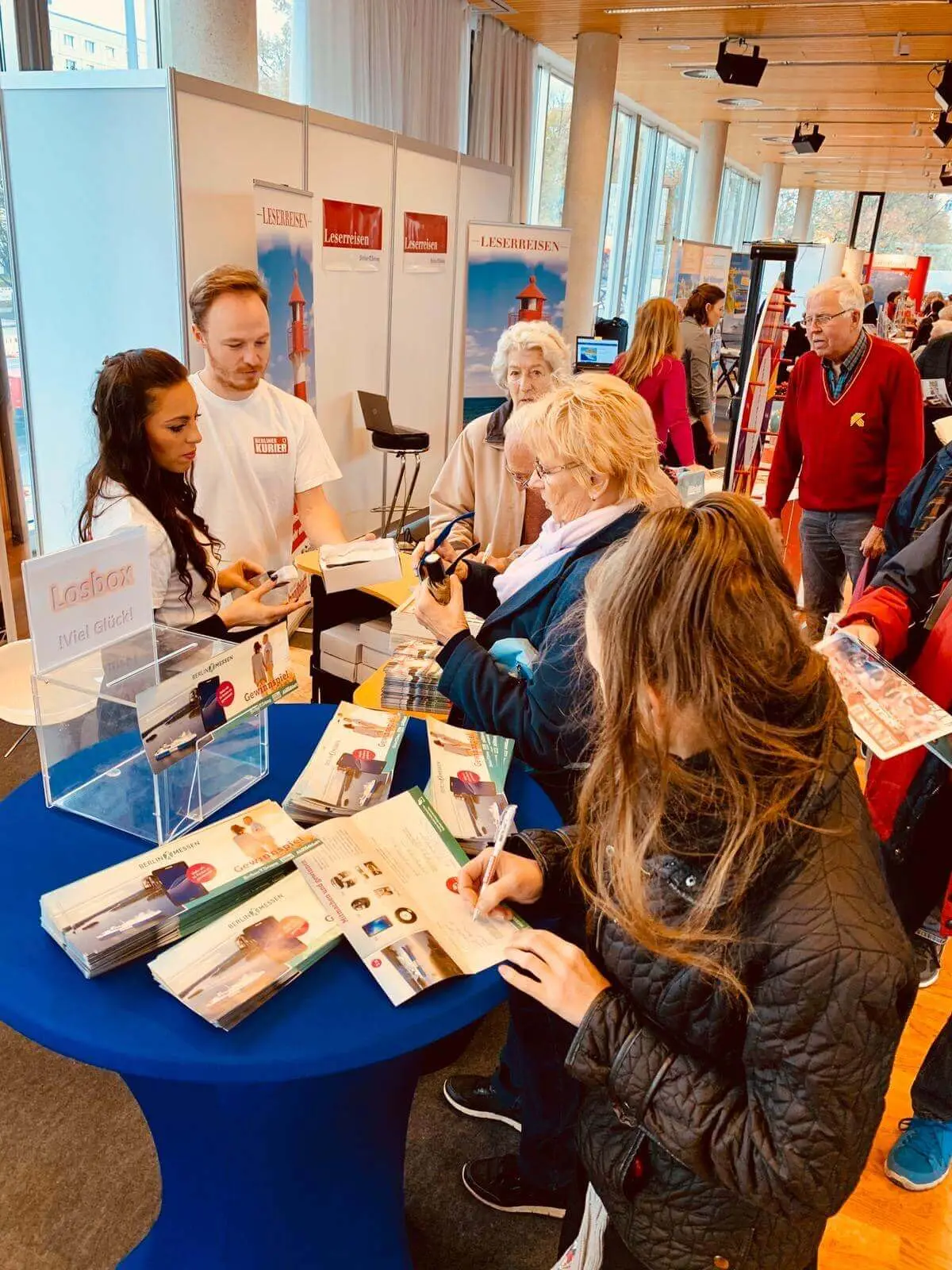 Besucher an einem Messestand der Ausbildungsmesse