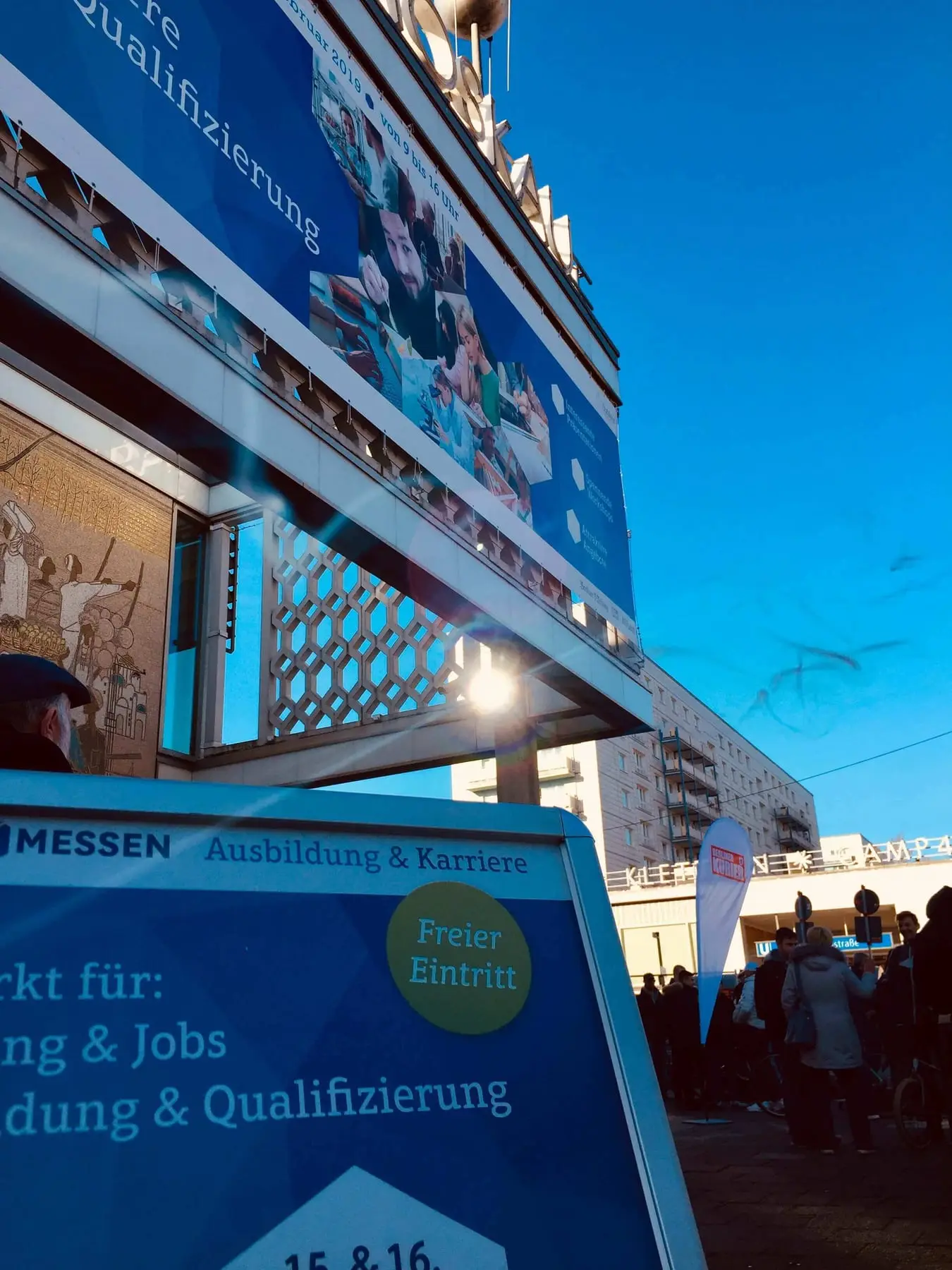 Messeschild für Reise und Ausbildung vor dem Café Moskau