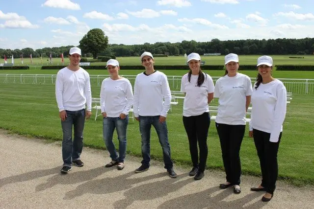 Promotion-Team in einheitlicher Kleidung