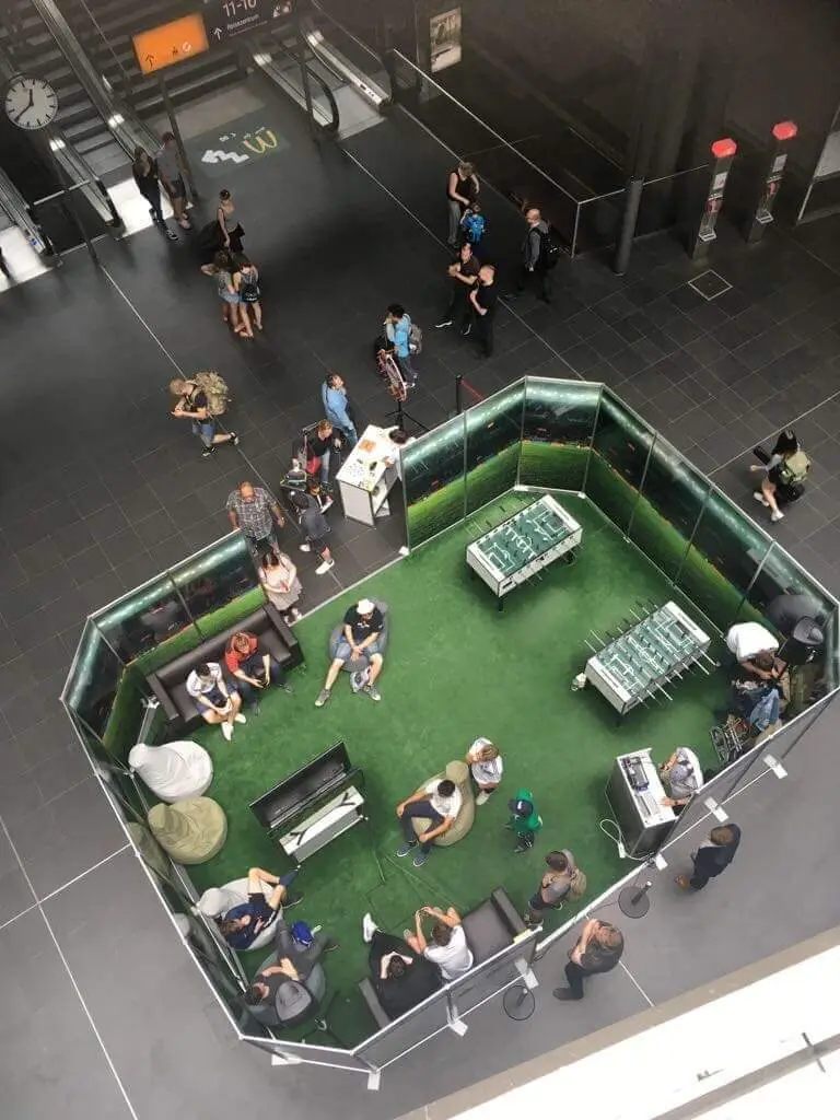Blick von oben auf die Mini-Arena mit Kunstrasen und Kickertischen