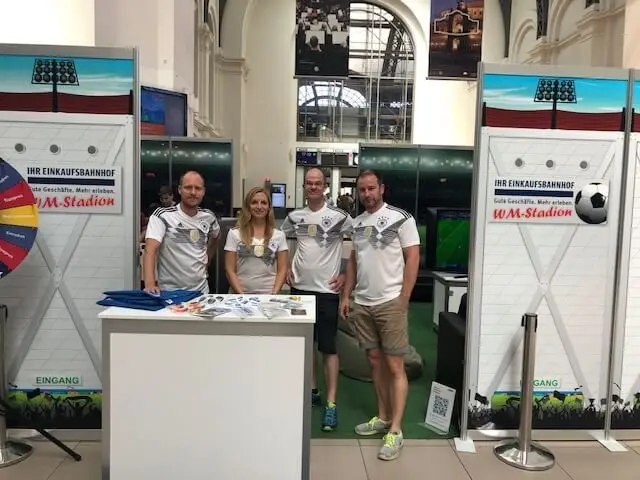 Promotion-Team in Trikots am Infostand der WM-Tour