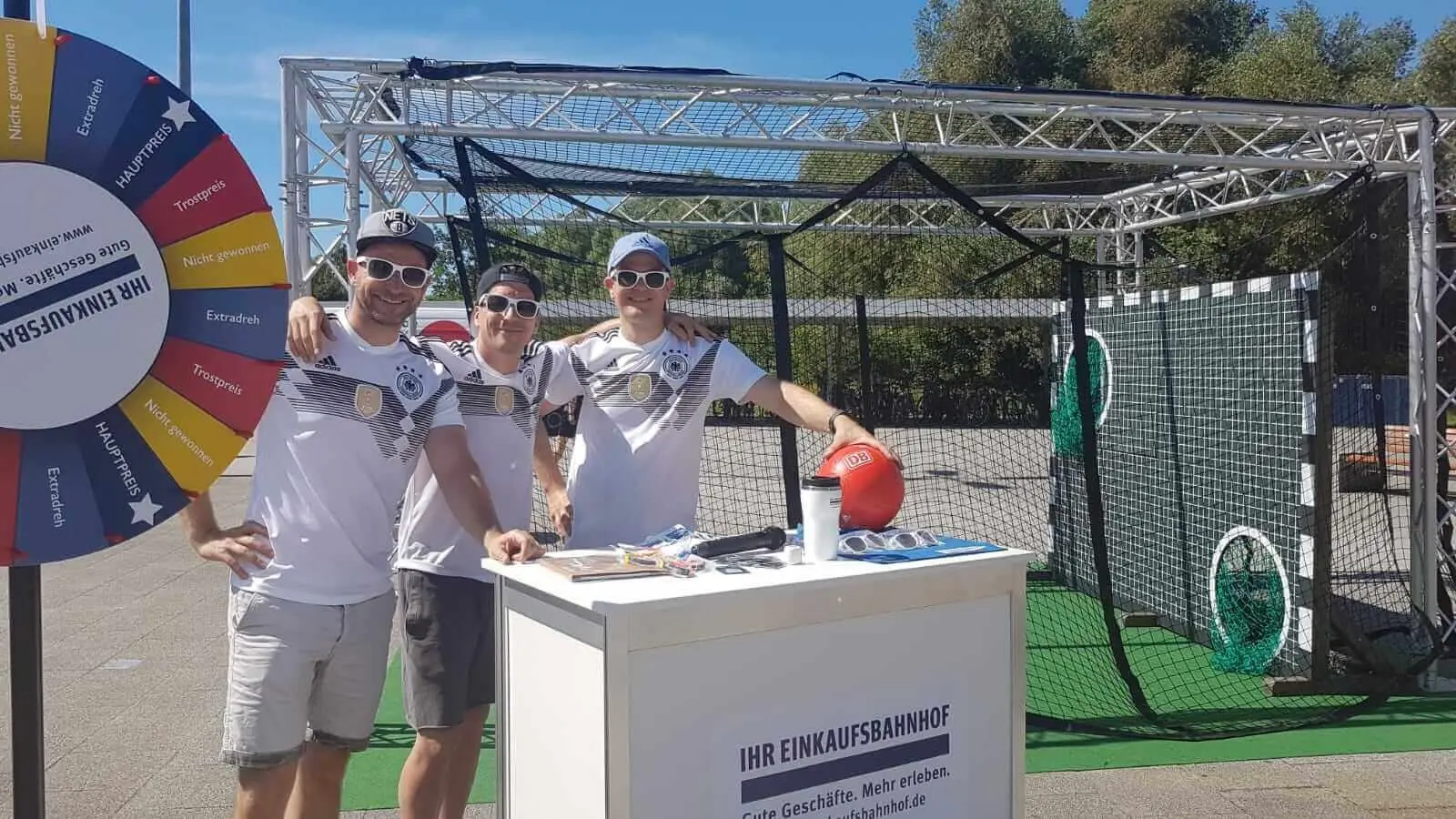 Aktionsfläche mit Glücksrad und Fußballkulisse in einer Bahnhofshalle