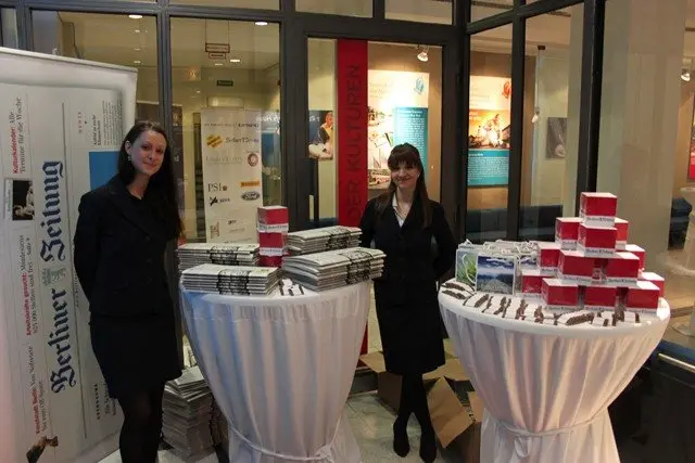 Promotion-Stand mit Zeitungen und Aufstellern